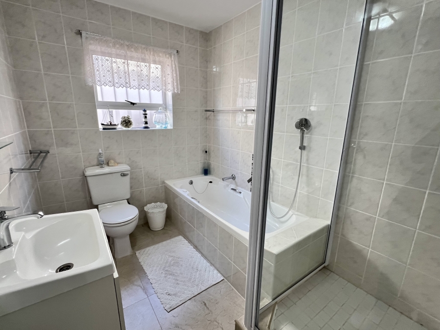 3 Bedroom Property for Sale in Wavecrest Eastern Cape